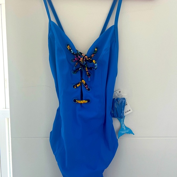 BEAUTIFUL “Lacey” Skinnydippers by miracle suit woman’s one piece bathing suit. - Picture 8 of 9